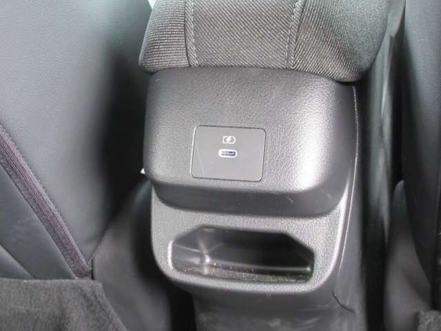 後席でも充電可能　充電ポートUSBタイプC付き