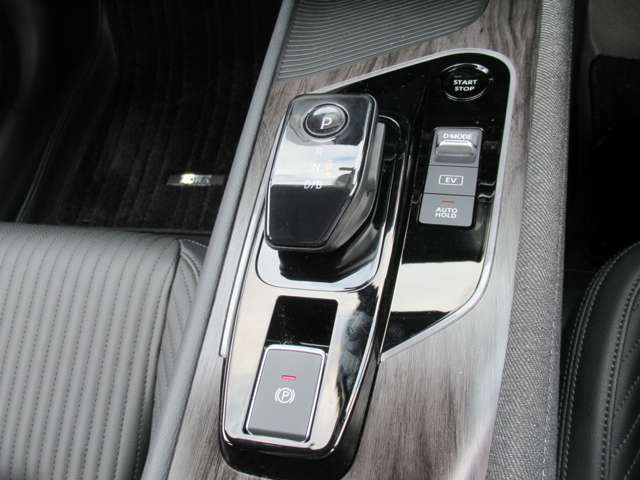 シフト廻り　ドライブモード切り替え、オートホールド機能スイッチに電磁式パーキングブレーキ