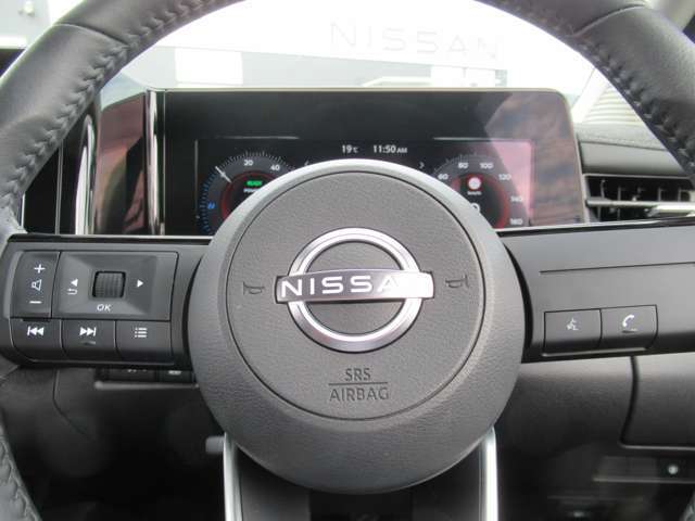 ステアリングスイッチでオーディオ操作ができます