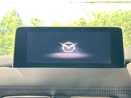 【8.8インチマツダコネクト】車内の雰囲気にマッチした大型のディスプレイ。スマホ接続でのナビ使用やBluetooth再生等、様々な機能が楽しめます。直感的なダイヤル操作が可能で、使い勝手も良好です。