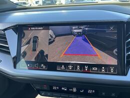 ●サラウンドビューカメラ『車両の4つのカメラから得た映像を合成し、上空から眺めているような映像をモニターに映し出します。車両周辺の歩行者や障害物などの発見に役立ちます。』
