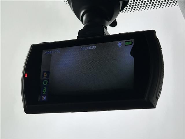 【ドライブレコーダー】映像・音声などの運転中の記録を残します。事故などを起こした起こされた時の証拠になりえますので、もしも時でも安心ですね。
