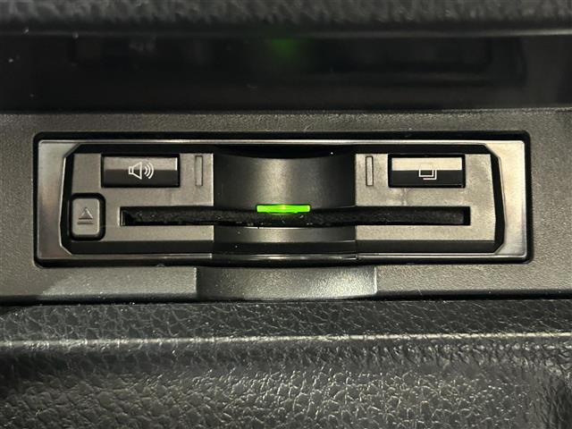 【ETC】有料道路を利用する際に料金所で停止することなく通過できる、ETC車載器（ノンストップ自動料金収受システム機器）が装備されています。セットアップを行うことで利用可能になります。