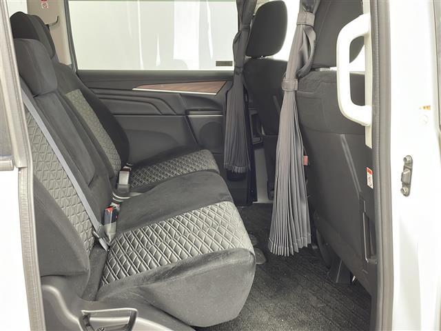 【運転席】座り心地が良いシートなので長時間の運転でも快適にお過ごしいただけます。新品のフロアマットのご注文も可能です。掲載箇所以外にご希望の写真がございましたらお気軽にお問い合わせ下さい。