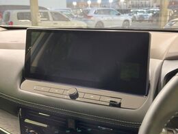 【メーカー純正12型ナビ】インテリアに溶け込むスタイリッシュな「専用設計」メーカーナビを装備♪視認性や操作性など基本性能にも優れ、より上質なカーライフをお楽しみいただけます。