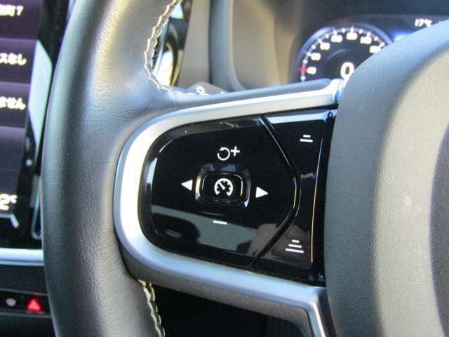 【ACC】先進の機能『アダプティブクルーズコントロール』も標準搭載。長距離の高速移動から渋滞時の低速走行時まで、手元のボタン操作ひとつで先行車両を自動追尾。安全・快適にお過ごしいただけます。