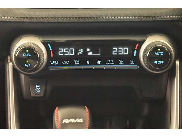 【オートエアコン】一度お好みの温度に設定すれば、車内の温度を検知し風量や温度を自動で調整。暑い…寒い…と何度もスイッチ操作をする必要はありません。快適な車内空間には必須の機能ですね