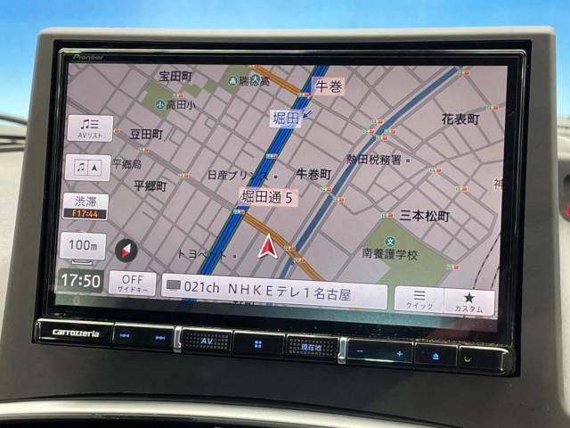 ●ナビ:一体感のあるナビは、高級感ある車内を演出してくれます。オーディオ機能も充実しておりますので、運転もより楽しめます♪