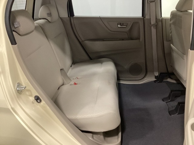 リアシートは前後にスライドが可能で、背もたれの角度調節もついています。お好みの位置でゆったりお乗りいただけます。座面の下には靴や傘などが置けるように大型のトレーがあります。