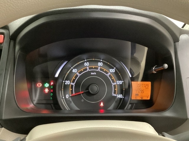 スピードメーターを大きく配した見やすいメーター部になっています。右側のインフォメーション画面でオドメーターや燃費などの情報を確認できます。