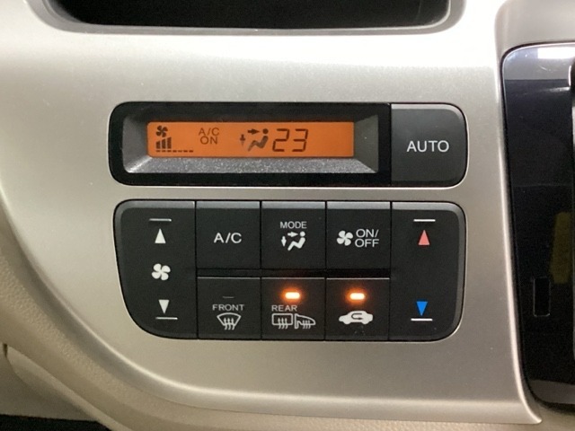 セレクトレバーの左側にオートエアコンがついてますので、簡単操作で快適に過ごせます。リア熱線のスイッチの中に、雪道に対応したサイドミラーヒーターも入っています。