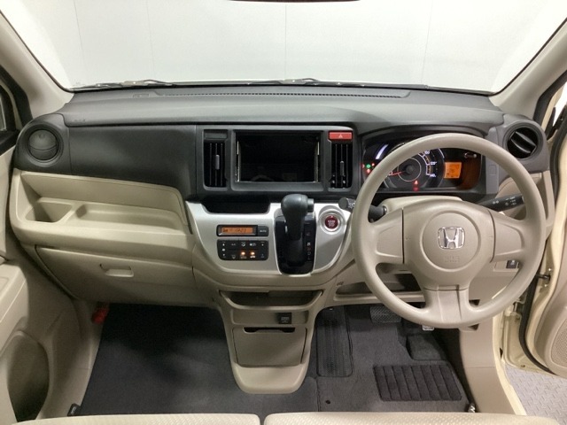 車内は光触媒抗菌消臭施工済です。インパネ周りはスタイリッシュなデザインで機能や装備も充実しています。グローブボックスやカップホルダーのほかにトレーなどたくさんの収納スペースが付いています。