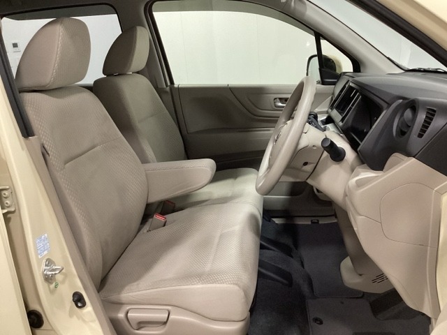 座面も厚みがあり背もたれも高く、広い足元にゆったり座れるシートです。運転席と助手席の間が空いている為、助手席側への移動がスムーズです。交通量の多い道でも助手席側から乗り降りができます。