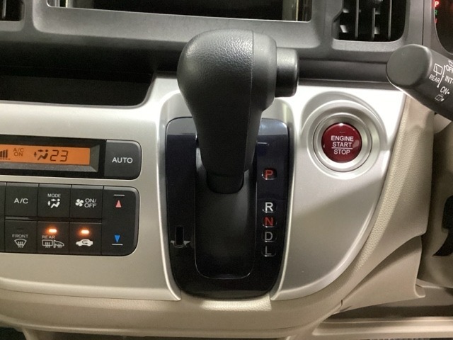 CVT車のセレクトレバーです。低速から高速まで、変速ショックのないスムーズな走りを実現するとともに、エンジン効率のよい領域を維持することで燃費にも貢献します。