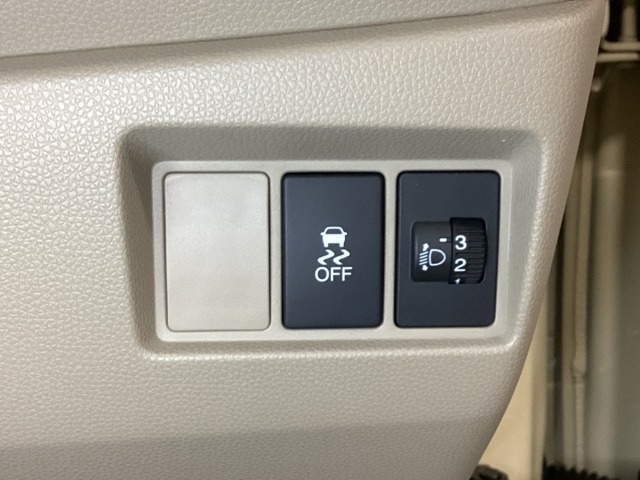 ハンドルの右側にはヘットライトリベライザーとVSA（ABS＋TCS＋横滑り抑制）の解除スイッチがついています。ヘッドライトリベライザーは道路状況や積荷の加重に応じてライトの高さを調節できます。