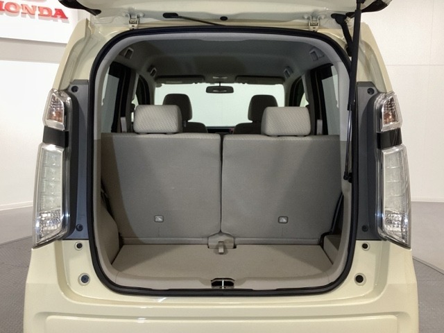 開口部も広く荷物の積み下ろしもしやすいお車となっております。シートを前方にスライドさせれば、さらに荷室を広げられます。また、床下にも収納スペースがあります。