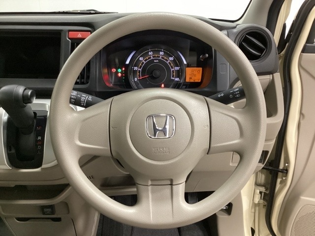 エアバック標準装備のステアリングです。ハンドルのすぐ左にシフトノブがあるインパネシフトです。とても操作がし易くなっています。