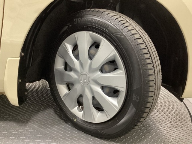 純正スチールホイールには専用ホイールトリム（カバー）を装着しております。足元を引き立てます。