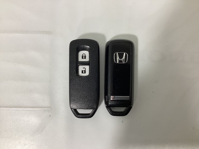 スマートキーを装備しています。鍵を差し込むことなくドアロックの開け閉めと、スタートボタン操作でのエンジンスタートができます。スペアキーも同じものを用意しております。