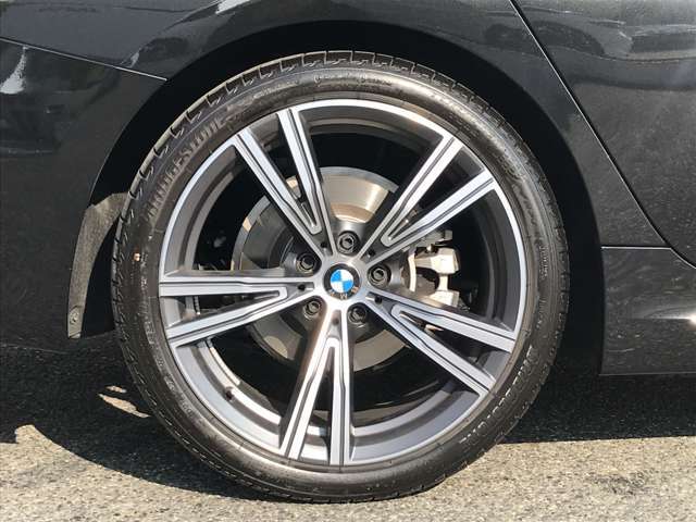 【BMWアロイホイル】軽量かつ強度に拘ったアロイホイル。走行性能ポテンシャルを引き出す設計。車の足元を引き締めてくれる大きなポイントはアロイホイルです。