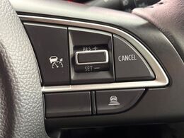 【アダプティブクルーズコントロール】高速道路での長距離走行が楽に！！自動で速度を保つクルーズコントロールが、衝突軽減システムと連携し、前方の車両を感知して車間を保つように速度調節してくれます！！