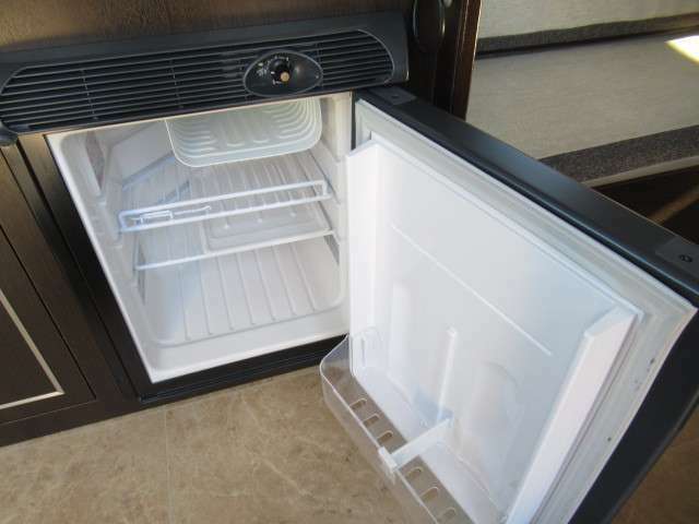 DC冷蔵庫も装備しております！キャンピングカーには欠かせないアイテムですね♪
