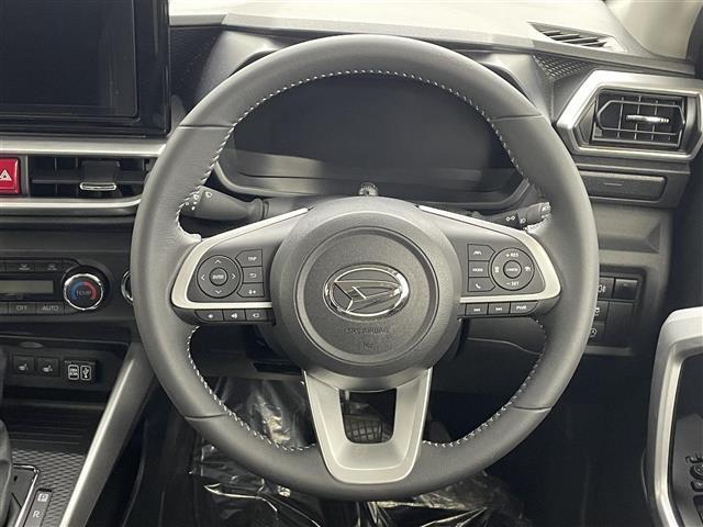 【ステアリング】軽い力で扱いやすいハンドルです。目立つ傷やスレなどなく綺麗な状態です！除菌プランいれていただくとさらに快適に！清潔なお車はお子様にも安心ですね！