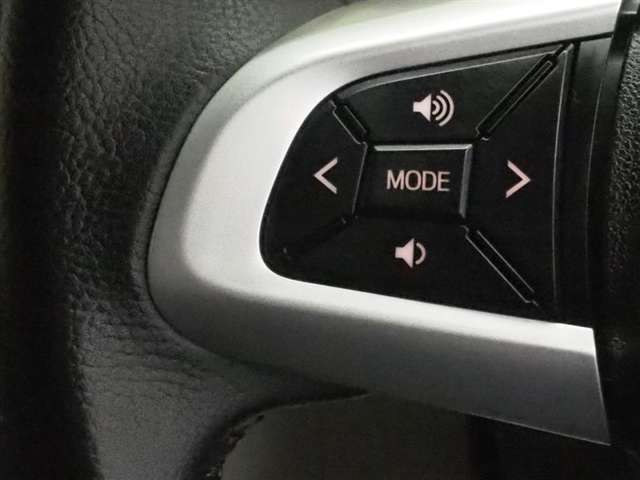 ステアリングスイッチ付き。前方から目を離すことなく操作することが可能です。