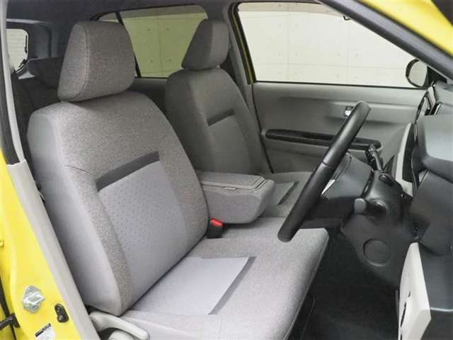 高いホールド性で運転姿勢が安定します。長距離ドライブでも疲れにくいのが魅力です。快適なドライビングライフをお送りください♪