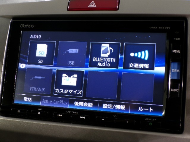 CD、DVD、Bluetooth、AM、FM、AUX、スマートフォン接続ができます。