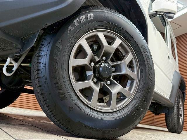 【純正15インチホイール】を装備しております。バランスのとれたアルミで高速走行も安定性が高くなっております。