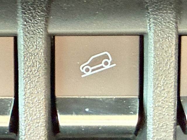 【ダウンヒルアシストコントロール】スイッチひとつで降坂時の車速を低車速にキープ。安定走行をサポートすることで急な下り坂で