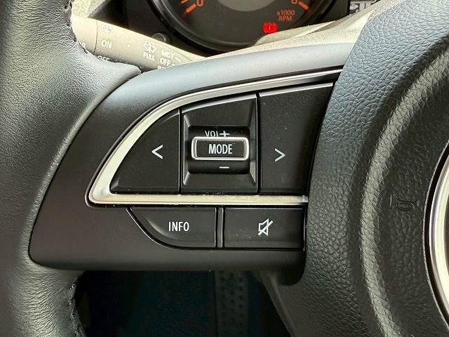 ステアリングスイッチ搭載なので運転中手元でオーディオの操作が可能です。
