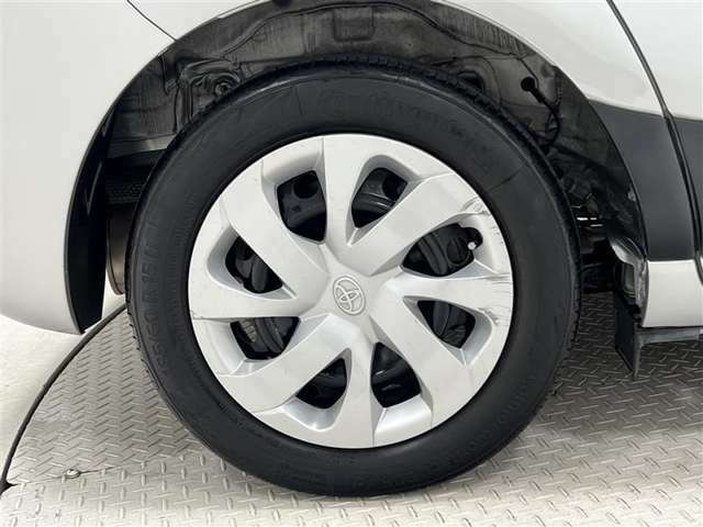 タイヤサイズは185/60R15！納車前の点検時にタイヤ交換させていただきます！ホイールキャップに傷があります。