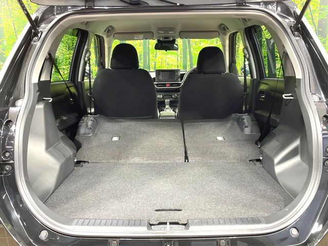ラゲッジルームは、大容量のスペースを確保。普段のお買い物からレジャーまで、幅広く活躍してくれます！また、リアシートを倒すことでバリエーション豊かにお使いいただけます。