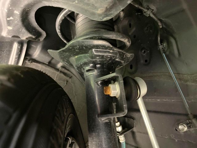 お車を安心してお乗りいただく為には、足回りの定期点検が欠かせません。サービスサポート（有償保証）では無料点検もご提供しており、安心のカーライフをお過ごしいただけるサポート体制が整っています。