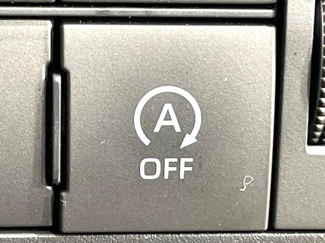 【アイドリングストップ】赤信号や渋滞で停車した際にエンジンを停止し、無駄な燃料の消費を抑えます。燃費向上や環境保護につなげる機能♪エンジンはブレーキを離せば再始動します。