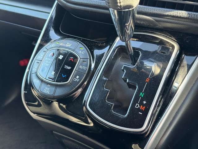 弊社指定業者によるルームクリーニング実施☆エンジンルームから車内まで無料クリーニング♪ご納車前のボディコーティングも専門の業者が常駐しておりクオリティの高いコーティングを低価格にてご提供しております♪