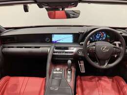 DUTTON ONE 横浜港北店は、第三京浜「港北IC」からすぐ。アクセス良好のロケーションです。広々としたショールームで、憧れの一台と出会う特別な時間をお過ごしください。