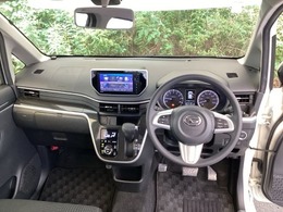 まぶしい日差しをやわらげる、青色のハーフシェイドフロントウィンドウがついています。また、フルオートエアコンで快適です。