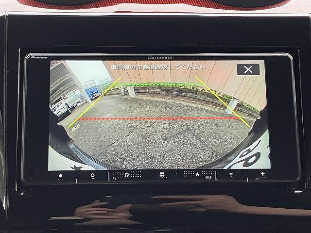 【カラーバックモニター】を装備しております。リアの映像がカラーで映し出されますので日々の駐車も安心安全です。