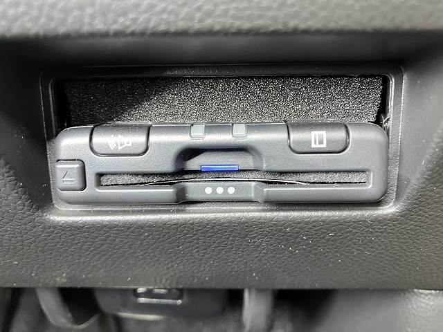 【ビルトインETC】で高速道路もスムーズに乗り降り可能で、ご納車直後からの遠距離ドライブも可能です。