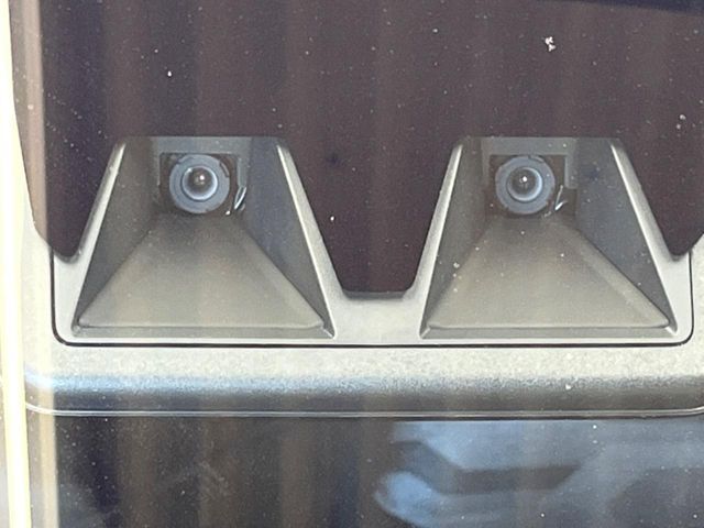 【スマートアシスト】走行中に前方の車両等を認識し、衝突しそうな時は警報とブレーキで衝突回避と被害軽減をアシスト。より安全にドライブをお楽しみいただけます。