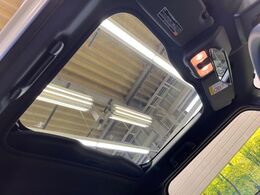 【ガラスルーフ】ガラスルーフ搭載で車内の解放感が一気にアップ！開放的なドライブをお楽しみいただけます。