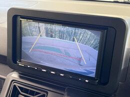 【バックカメラ】駐車時に後方がリアルタイム映像で確認できます。大型商業施設や立体駐車場での駐車時や、夜間のバック時に大活躍！運転スキルに関わらず、今や必須となった装備のひとつです！