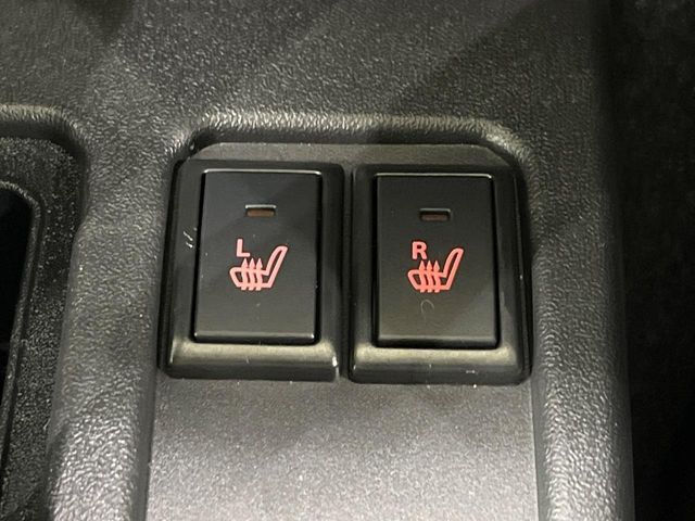 【シートヒーター】寒い日に重宝するシートヒーター！エアコンより早く温まってくれるので寒がりの人も安心ですね♪エアコンの温風は乾燥するから苦手、という方にもをおすすめです。