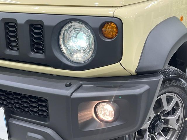【LEDヘッドライト】悪天候や夜間走行時も良好な視界を確保し安心して運転できる高輝度LEDヘッドライトを装備！点灯速度が早く、消費電力も抑えられています。