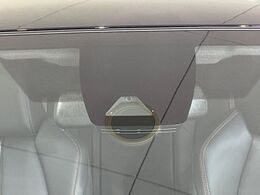【トヨタセーフティセンス】走行中に前方の車両等を認識し、衝突しそうな時は警報とブレーキで衝突回避と被害軽減をアシスト。より安全にドライブをお楽しみいただけます。