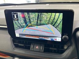 【バックカメラ】駐車時に後方がリアルタイム映像で確認できます。大型商業施設や立体駐車場での駐車時や、夜間のバック時に大活躍！運転スキルに関わらず、今や必須となった装備のひとつです！