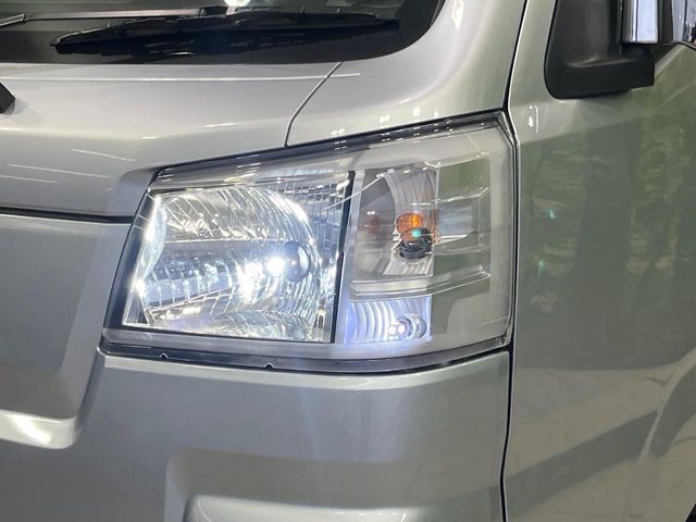 【LEDヘッドライト】悪天候や夜間走行時も良好な視界を確保し安心して運転できる高輝度LEDヘッドライトを装備！点灯速度が早く、消費電力も抑えられています。